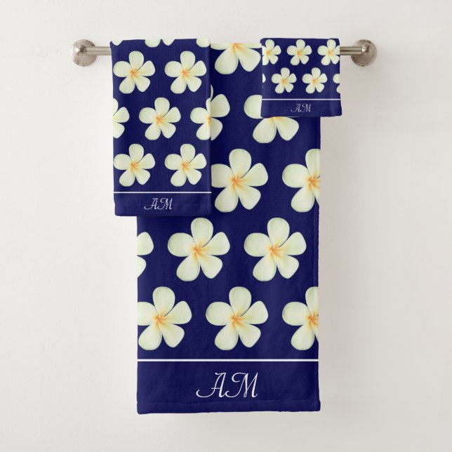 Monogramme et fleurs de plumeria blanches sur fond (En situation)