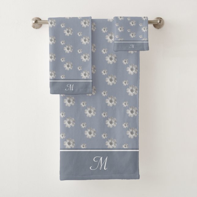 Monogramme et fleurs gris argent sur bleu acier (En situation)