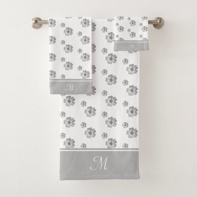 Monogramme et fleurs sur gris argenté et blanc (En situation)