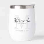 Monogramme et nom de la servante d'accueil personn<br><div class="desc">Cadeaux Bridesmaids personnalisées avec le nom de la femme d'honneur personnalisée en gris style de police de script classique et monogramme en gris clair style de police serif classique en arrière - plan avec titre et date de mariage en gris style de police serif classique sur arrière - plan blanc....</div>