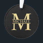 Monogramme et nom personnalisé noir et or<br><div class="desc">Monogramme personnalisé et cadeaux de nom avec monogramme personnalisé en style de police serif classique doré avec boîte de nom au milieu du monogramme sur arrière - plan noir. Parfait comme décors de maison, cadeaux pour le ménage, cadeaux de vacances pour la famille, les jeunes mariés et plus. Veuillez noter :Les...</div>