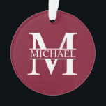 Monogramme et nom personnalisés<br><div class="desc">Monogramme personnalisé et cadeaux de nom avec monogramme blanc personnalisé dans le style de police serif classique avec boîte de nom au milieu du monogramme sur arrière - plan rouge bordeaux.</div>