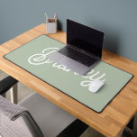 Monogramme et nom personnalisés de Sage Vert moder<br><div class="desc">Le Monogramme personnalisé moderne Sage Green et le Mat de bureau allient style et fonctionnalité. Son élégante teinte verte à la sauge est complétée par votre monogramme et votre nom personnalisés, ajoutant une touche unique à votre espace de travail. Ce tapis de bureau améliore non seulement l'attrait visuel de votre...</div>