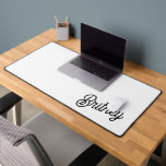 Monogramme et nom personnalisés en noir moderne<br><div class="desc">Le Monogramme personnalisé et le Mat de bureau moderne noir blanc sonne comme un excellent moyen d'améliorer votre espace de travail! Le design monochrome avec des détails personnalisés apporte une touche d'élégance et garde votre bureau bien organisé. Il est parfait pour ajouter un peu de style tout en offrant une...</div>