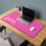 Monogramme et nom personnalisés Hot Pink moderne<br><div class="desc">Découvrez notre Monogramme personnalisé Hot Pink moderne et notre Mat de bureau, une façon audacieuse et élégante de personnaliser votre espace de travail. Ce tapis de bureau est décoré d'une couleur rose vif, accentuée par votre monogramme et votre nom personnalisés, ajoutant une touche d'individualité à votre bureau. Conçu à partir...</div>