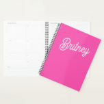 Monogramme et nom personnalisés Hot Pink moderne<br><div class="desc">Séjournez organisé en style avec notre Monogramme et Nom Personnalisé Hot Pink Moderne. Ce planificateur dynamique dispose d'une couverture rose chaud frappante, personnalisée avec votre monogramme et votre nom, ce qui le rend à la fois fonctionnel et à la mode. Conçu pour vous aider à gérer facilement votre horaire, il...</div>