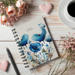 Monogramme floral de Poppy bleu<br><div class="desc">Notre "Collection Florale de Pavot" présente des fleurs de pavot aquarelle en deux couleurs, bleu périwinkle et rouge profond, associées à une police serif élégante. Consultez d'autres produits de cette collection dans notre magasin et contactez-nous si vous avez des demandes spéciales.</div>