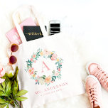 Monogramme floral Joli Sac fourre-tout personnalis<br><div class="desc">Cette belle conception peut être customisée à vos combinaisons de couleurs préférées. Ça fait un grand cadeau ! Trouvez des articles de papeterie et des cadeaux élégants dans notre boutique : www.berryberrysweet.com.</div>