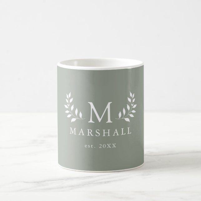 Monogramme floral moderne vert Nom de famille Mug (Centre)