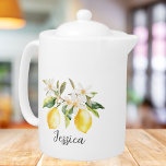 Monogramme Fruits de citron Fleurs blanches Branch<br><div class="desc">Buvez avec style avec notre théière Monogram Lemon Fruits White Flowers Tree Branch. Doté d'une aquarelle illustrant la branche citronnelle d'agrumes,  convient aux amoureux de la nature.</div>