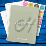 Monogramme hebdomadaire mensuel<br><div class="desc">Ce planificateur en spirale comporte une initiale en monogramme vert et votre prénom en blanc sur un arrière - plan vert sage. Choisissez SOFT ou HARD COVER et la couleur de votre colonne vertébrale. Comprend un espace de planification mensuel et hebdomadaire, 60 pages et 12 mois. Amusez-vous ou créez-vous en...</div>