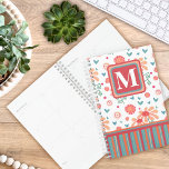 Monogramme initial Plutôt rose Motif Floral<br><div class="desc">Joli Floral Pink Stripe Planner - Ce planificateur girlie amusant et inspirant est parfait pour quiconque veut rester organisé avec les activités quotidiennes de la vie, des réunions, etc. Une excellente idée cadeau pour tous, des enfants aux adultes. Ajoutez une initiale à l'avant et un nom à l'arrière. Pour une...</div>