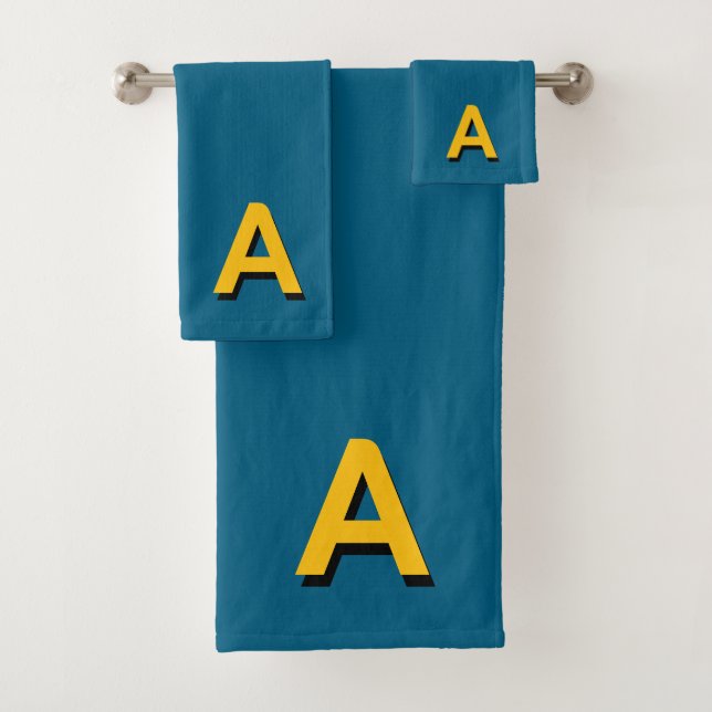 Monogramme jaune doré sur fond couleur lagon bleu (En situation)