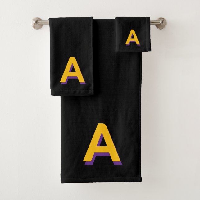 Monogramme jaune doré sur fond noir (En situation)