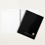 Monogramme minimal en or noir<br><div class="desc">Minimaliste Black Gold Monogrammed Planner Nom Date Texte Personnalisé Classique Type De Bloc. Design minimaliste simple et moderne que vous pouvez personnaliser avec votre monogramme,  nom et date,  ou texte de votre choix en lettres typographiques classiques.</div>