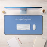 Monogramme minimaliste bleu poussiéreux<br><div class="desc">Dusty Blue Minimalist Monogram Desk Mat en script et police simple.</div>