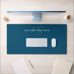 Monogramme minimaliste bleu turquoise<br><div class="desc">Turquoise Blue Minimalist Monogram Desk Mat en script et police simple.</div>