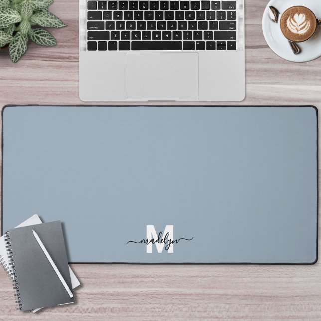 Monogramme Minimaliste de Nom Bleu Poussiéreux (Dusty Blue Minimalist Name Monogram Desk Mat)