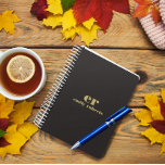 Monogramme minimaliste Lin Noir Typographie Or<br><div class="desc">Un design monogramme personnalisé simple et élégant dans une typographie minimaliste moderne gris clair sur un arrière - plan de texture lin gris foncé. Les tons dorés, les initiales monogrammes et le nom peuvent être facilement personnalisés pour rendre un design aussi unique que vous êtes ! C'est un cadeau parfait...</div>