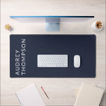 Monogramme minimaliste marine moderne bleu<br><div class="desc">Mat de bureau pour les affaires.</div>