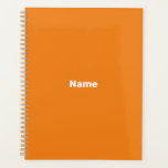 Monogramme minimaliste orange personnalisé<br><div class="desc">Minimaliste orange personnalisé texte année monogramme couleur uni simple moderne personnalisé planificateur. Texte blanc entièrement personnalisable,  ou vous pouvez simplement le supprimer,  sur l'arrière - plan de couleur unie orange. Vous pouvez le customiser avec votre nom,  monogramme,  initiales,  année ou texte personnalisé.</div>
