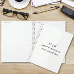 Monogramme minimaliste ou ajouter un logo<br><div class="desc">Planificateur minimaliste moderne. Noir & Blanc ou choisissez vos couleurs personnalisées. Idéal pour les petites entreprises, les marques d'entreprise, le bureau à domicile indépendant, l'organisation des vendeurs en ligne et plus encore. Facile à personnaliser avec vos initiales monographiques, nom et information d'entreprise, titre de poste, slogan ou même ajouter votre...</div>