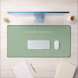 Monogramme minimaliste vert Sage<br><div class="desc">Sage Green Minimalist Monogram Desk Mat en script et police simple.</div>