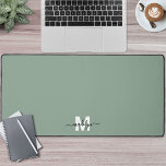 Monogramme minimaliste vert Sage<br><div class="desc">Nom Initial Personnalisé Monogram Sage Green Desk Mat. Ajoutez une touche personnelle et élégante à votre espace de travail avec ce tapis de bureau personnalisé, parfait comme un accessoire de bureau ou un tapis de souris surdimensionné. Le design comprend un arrière - plan vert sage doux avec un nom de...</div>