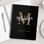 Monogramme moderne Black Gold Girl Nom du script<br><div class="desc">Monogramme moderne Black Gold Girly Nom de script Planificateur. Personnalisez facilement ce planificateur moderne et élégant avec votre monogramme et votre nom personnalisés.</div>