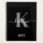 Monogramme moderne Black Grey<br><div class="desc">Ce simple et élégant planificateur noir 8, 5 x 11 avec votre prénom dans une police de script tendance en blanc tapé sur votre première initiale dans une police casquette moderne en gris est parfait pour vous. C'est design, tendance et pourtant très classique. Il facilitera la tenue des rendez-vous, des...</div>