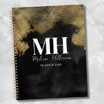 Monogramme Moderne en écriture Black Gold Script<br><div class="desc">Ce planificateur élégant est parfait pour suivre votre emploi du temps, vos objectifs et vos tâches, que ce soit pour un usage professionnel ou personnel. Le design présente une année personnalisable sur la couverture, vous permettant de la mettre à jour pour n'importe quelle année. Avec un fond noir élégant et...</div>