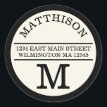 Monogramme moderne Étiquette de adresse rond perso<br><div class="desc">Un design moderne sur un autocollant rond fait une déclaration contemporaine sur vos cartes et lettres. Personnalisé avec votre nom dans le texte en arc ci-dessus et avec votre unique initiale ci-dessous,  l'adresse au milieu est bordée par deux lignes droites. Parfait pour la maison ou le travail.</div>