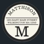 Monogramme moderne Étiquette de adresse rond perso<br><div class="desc">Un design moderne sur un autocollant rond fait une déclaration contemporaine sur vos cartes et lettres. Personnalisé avec votre nom dans le texte en arc ci-dessus et avec votre unique initiale ci-dessous,  l'adresse au milieu est bordée par deux lignes droites. Parfait pour la maison ou le travail.</div>