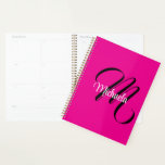 Monogramme moderne minimaliste nom initial rose ch<br><div class="desc">Monogramme moderne minimaliste nom initial noir blanc. Nom personnalisé personnalisable avec une initiale cursive derrière sur une couleur rose chaud.</div>