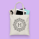 Monogramme moderne Sac fourre-tout noir et blanc<br><div class="desc">Monogramme moderne Sac fourre-tout moderne noir et blanc par Girly-Girl-Graphics à Zazzle : Customisez cette couronne de logo orné de style victorien vintage, élégante et élégante, élégante, élégante et élégante, avec un sac fourre-tout de typographie moderne monogramme moderne et à la mode, fait un anniversaire parfait, noël, graduation, mariage, ou...</div>