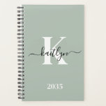 Monogramme moderne Sage vert<br><div class="desc">Ce simple et élégant sauge vert 5, 5 x 8, 5 soft planner avec votre prénom dans une police de script tendance en noir et votre première initiale dans une police casquette moderne en blanc est parfait pour vous. C'est design, tendance et pourtant très classique. Il facilitera la tenue des...</div>