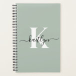 Monogramme moderne Sage vert<br><div class="desc">Ce simple et élégant sauge vert 5, 5 x 8, 5 soft planner avec votre prénom dans une police de script tendance en noir et votre première initiale dans une police casquette moderne en blanc est parfait pour vos clés. C'est design, tendance et pourtant très classique. Il facilitera la tenue...</div>