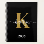 Monogramme noir<br><div class="desc">Ce simple et élégant planificateur noir 8, 5 x 11 avec votre prénom dans une police de script tendance en blanc et votre première initiale dans une police casquette moderne en or est parfait pour vous. C'est design, tendance et pourtant très classique. Il facilitera la tenue des rendez-vous, des réunions,...</div>