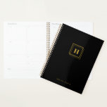 Monogramme noir or moderne Nom Organisateur Planif<br><div class="desc">Monogramme classique en faux or avec nom avec couverture noire à l'avant et au dos.</div>