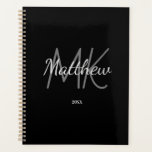 Monogramme noir personnalisé Nom initial Minimalis<br><div class="desc">Personnalisez et ajoutez votre nom,  vos initiales monographiques et votre année. (n'importe quelle année) lettres d'or et de blanc. Le nom est écrit avec un script de style écrit à la main.</div>