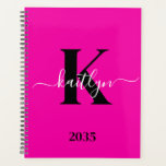 Monogramme noir rose chaud moderne<br><div class="desc">Ce simple, élégant rose chaud 8, 5 x 11 soft planner avec votre prénom dans une police de script tendance en blanc tapé sur votre première initiale dans une police casquette moderne en noir est parfait pour vous. C'est design, tendance et pourtant très classique. Il facilitera la tenue des rendez-vous,...</div>