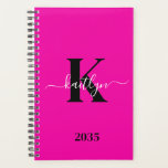 Monogramme noir rose chaud moderne<br><div class="desc">Ce simple, élégant rose chaud 5, 5 x 8, 5 soft planner avec votre prénom dans une police de script tendance en blanc tapé sur votre première initiale dans une police casquette moderne en noir est parfait pour vous. C'est design, tendance et pourtant très classique. Il facilitera la tenue des...</div>