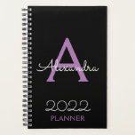 Monogramme noir violet 2022 élégant<br><div class="desc">2022 Nom du monogramme pourpre et noir et planificateur initial du Carnet spiral. Cela rend le cadeau parfait pour 16 ans,  mariage,  douche nuptiale,  anniversaire,  baby shower ou bachelorette pour quelqu'un qui aime le luxe glam et les styles chic.</div>