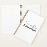 Monogramme Nom du script Moderne Minimaliste<br><div class="desc">Améliorez votre routine quotidienne avec notre Monogram Script Name Modern Minimalist Planner. Ce planificateur n’est pas seulement un outil, c’est une extension de votre style personnel, alliant simplicité et élégance. Le monogramme personnalisé sur la couverture apporte une touche de raffinement, donnant à chaque séance de planification l'impression d'un moment de...</div>
