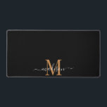 Monogramme Or Blanc Sur Noir<br><div class="desc">Un élégant tapis de bureau monogrammed de style moderne et tendance avec une initiale serif or et un nom de famille de script blanc.</div>