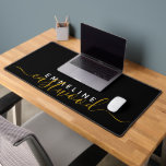 Monogramme Or Blanc Sur Noir<br><div class="desc">Un élégant tapis de bureau monogrammed de style moderne et tendance avec un prénom sans serif et un élégant nom de famille en or. Pour la maison ou le bureau.</div>