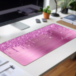 Monogramme Parties scintillant rose<br><div class="desc">Tapis de bureau monogramme sur mesure avec fausse parties scintillant rose dégoulinant sur un arrière - plan métallique faux rose brossé. Personnalisez avec votre nom dans un élégant script blanc avec des swashes.</div>