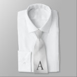 Monogramme personnalisé et Cravate de nom<br><div class="desc">Monogramme personnalisé et cadeau de nom caractéristiques monogramme personnalisé et nom dans le style de police serif classique. Parfait comme cadeaux de fête des pères pour papa, cadeaux pour les groomsmen et pour toute occasion spéciale.</div>