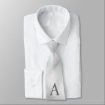 Monogramme personnalisé et Cravate de nom<br><div class="desc">Monogramme personnalisé et cadeau de nom caractéristiques monogramme personnalisé et nom dans le style de police serif classique. Parfait comme cadeaux de fête des pères pour papa, cadeaux pour les groomsmen et pour toute occasion spéciale.</div>