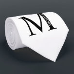 Monogramme personnalisé et Cravate de nom<br><div class="desc">Monogramme personnalisé et cadeau de nom caractéristiques monogramme personnalisé et nom dans le style de police serif classique. Parfait comme cadeaux de fête des pères pour papa,  cadeaux pour les groomsmen et pour toute occasion spéciale.</div>